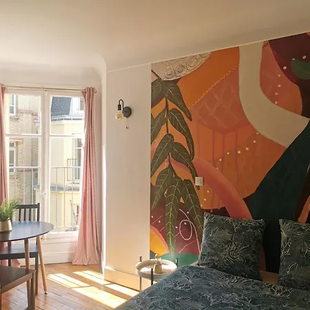 Bright Loft In Montmartre פריז